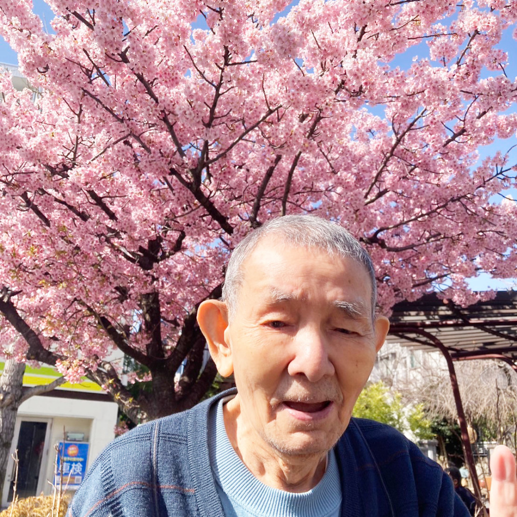 桜を背に写真に写る利用者さま２