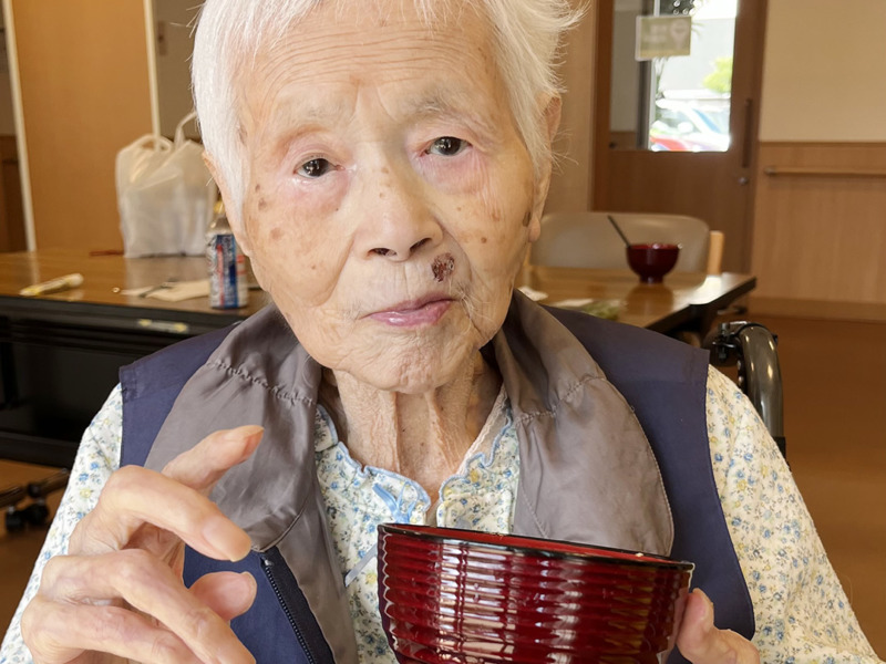 そうめんを持ってピースしている利用者さま