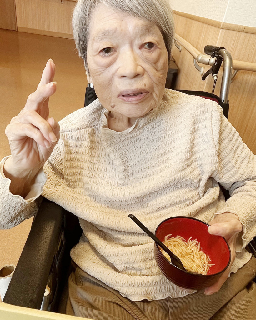 そうめんを持ってピースしている利用者さま