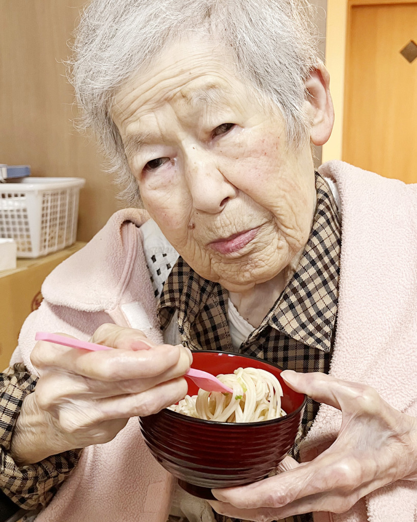 そうめんを召し上がる利用者さま