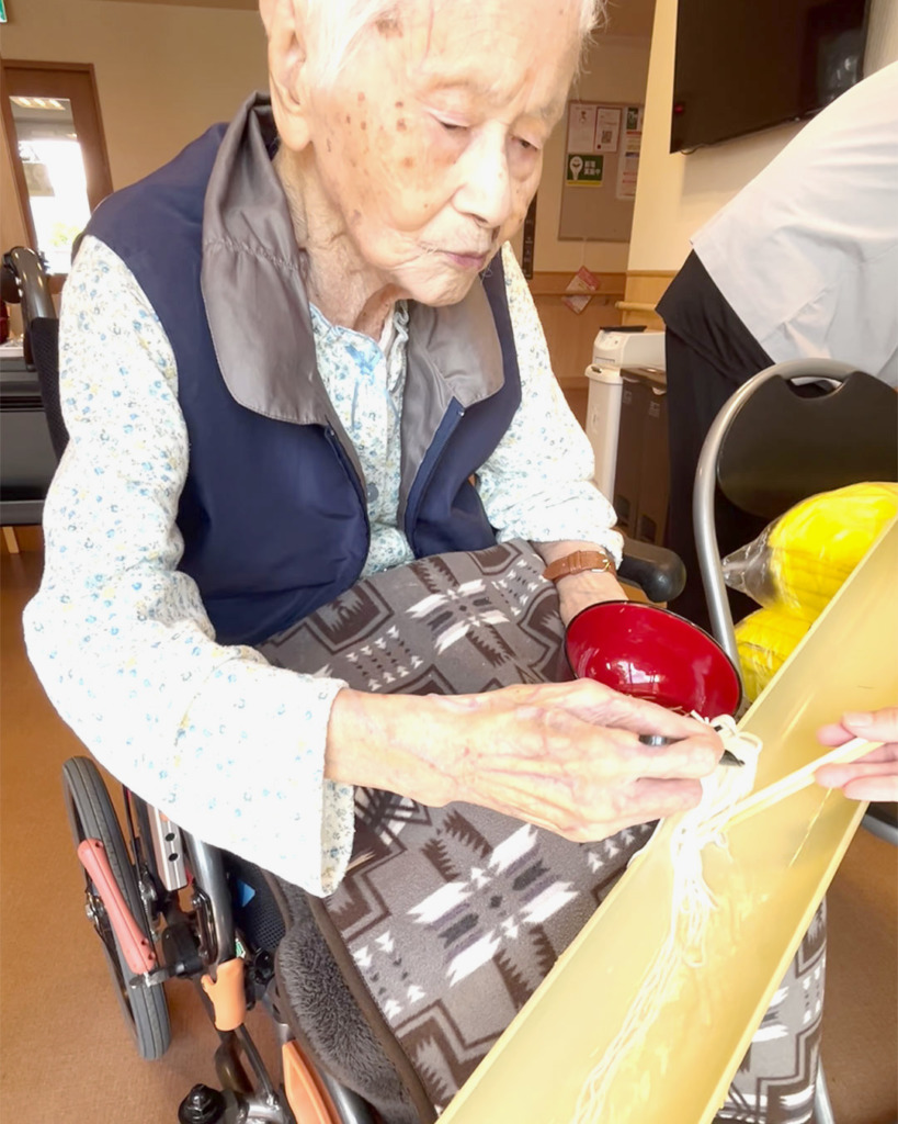 流れるそうめんをすくう利用者さま