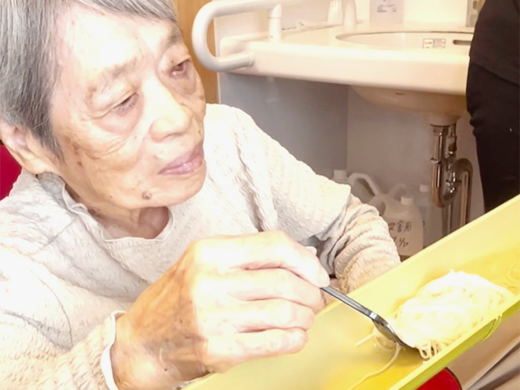 流れるそうめんをすくう利用者さま