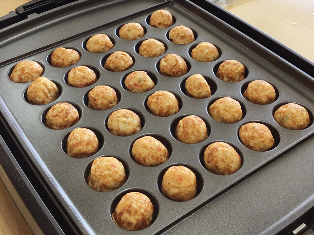 ホットプレートで焼き上がったたこ焼き