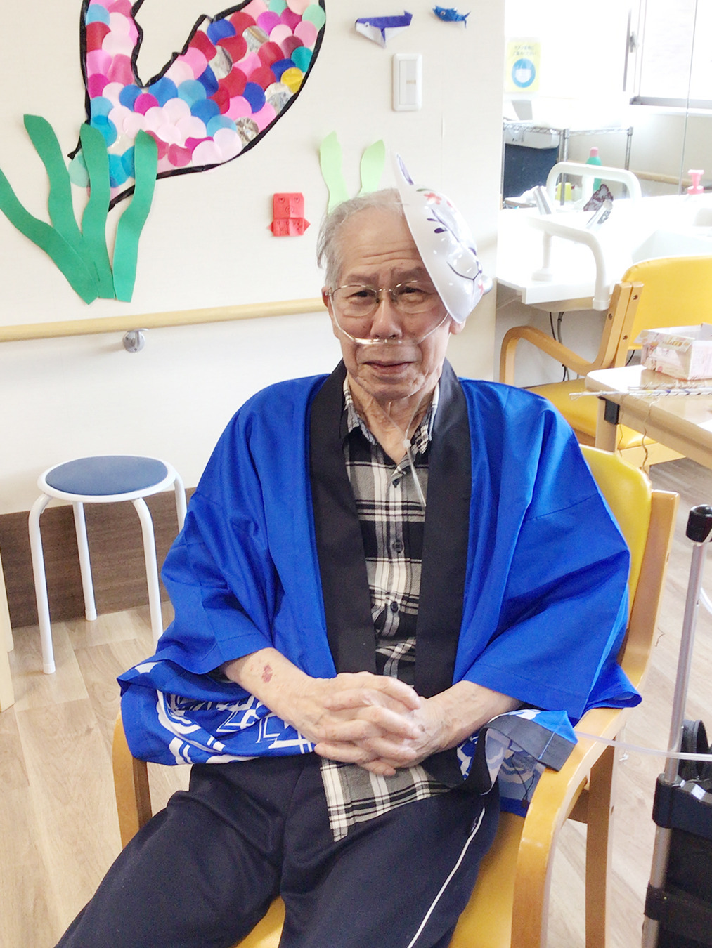 法被を着て狐面を着けた利用者さま