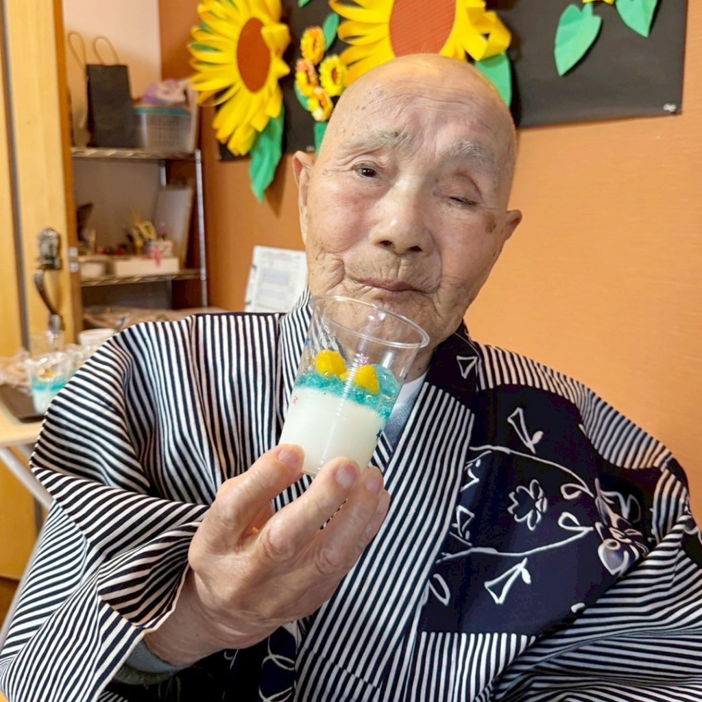 七夕ゼリーを手に持つ利用者さま