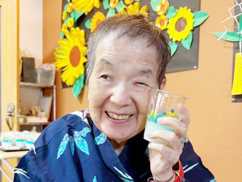 七夕ゼリーを手に笑顔の利用者さま