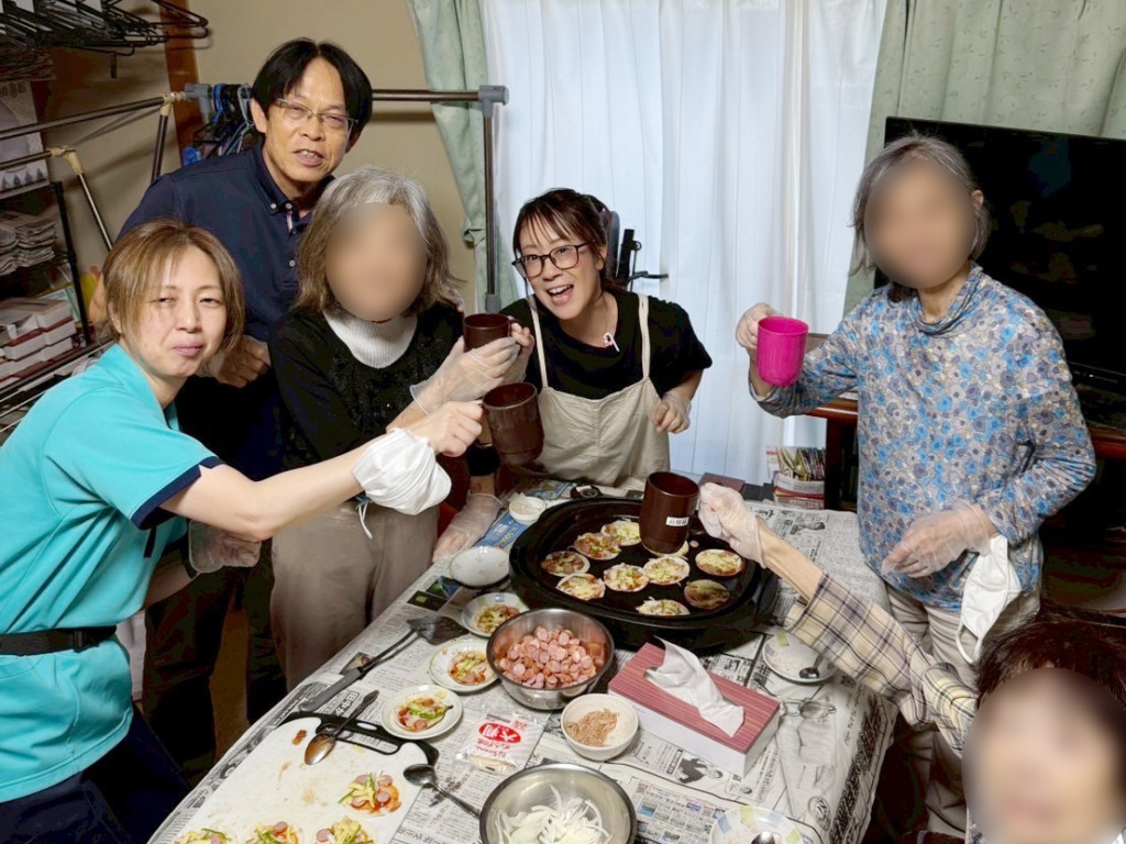 おやつピザを焼いて団らんのスタッフたちと利用者さまたち