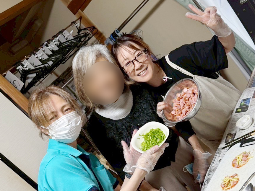 具材を持って笑顔のスタッフたちと利用者さま