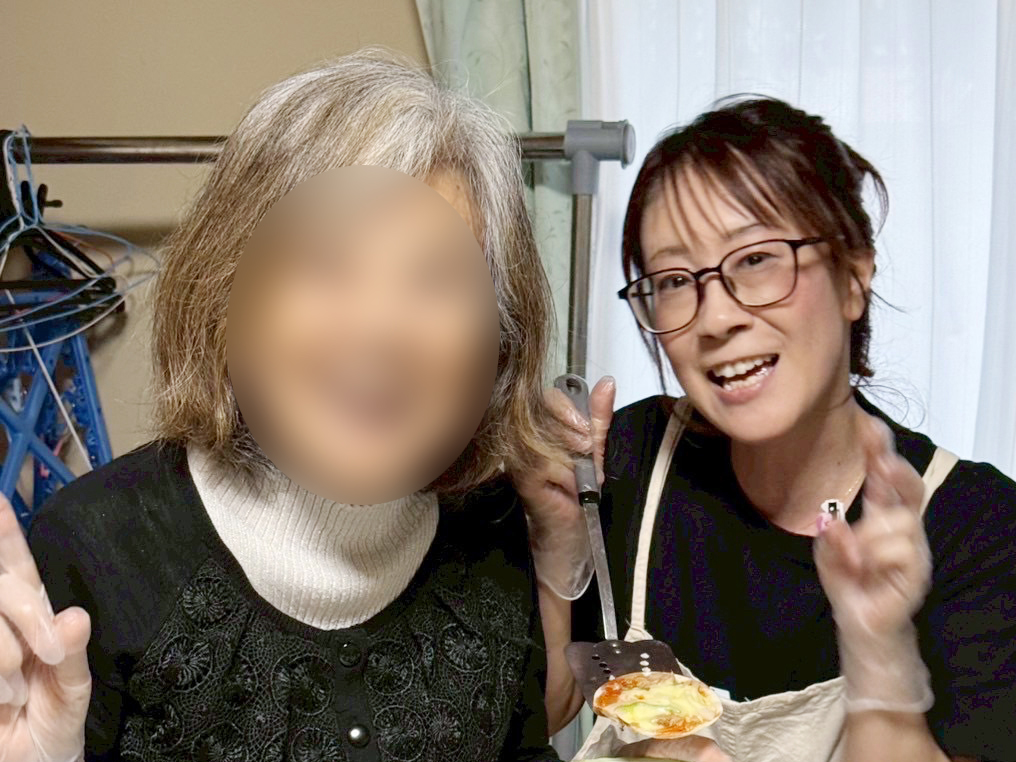 ピザが焼き上がって笑顔の利用者さまとスタッフ