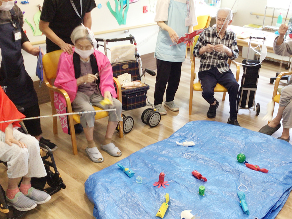 魚釣りの池を囲って釣りを楽しむ利用者さま