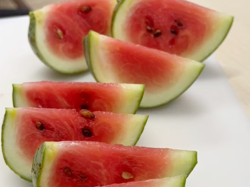 8つに切り分けられた小玉スイカ