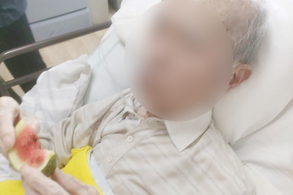 小玉スイカを一口食べた利用者さま