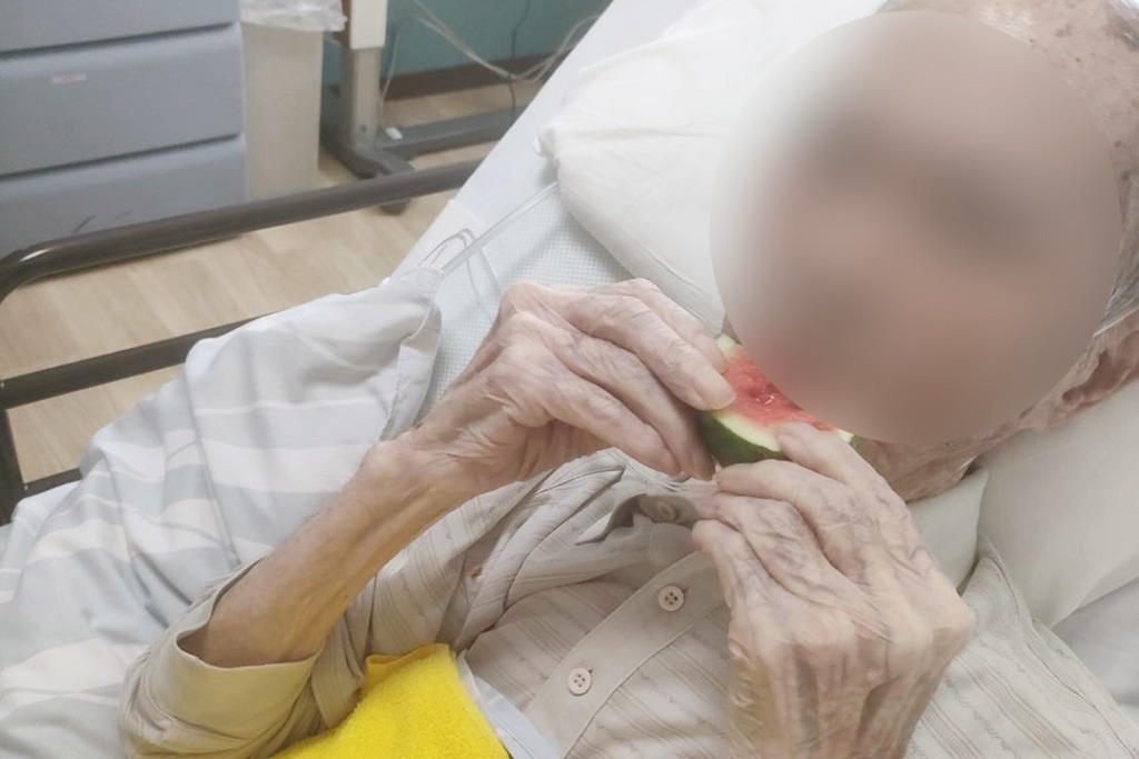 小玉スイカにかぶりつく利用者さま