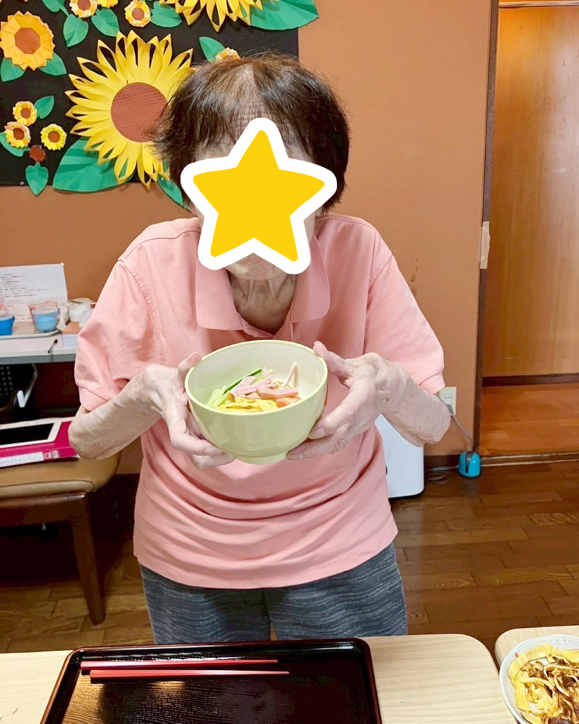 小さめに盛りつけた冷やし中華を見せてくれた利用者さま
