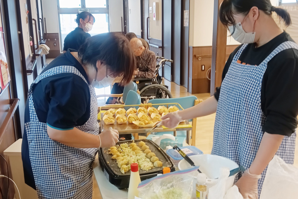夏祭りのたこ焼きを焼くスタッフたち