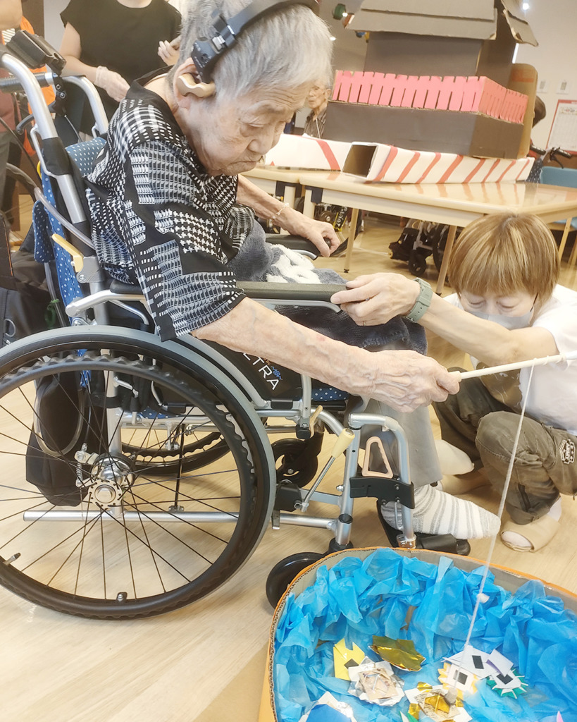 魚釣りの露店で遊ぶ利用者さま