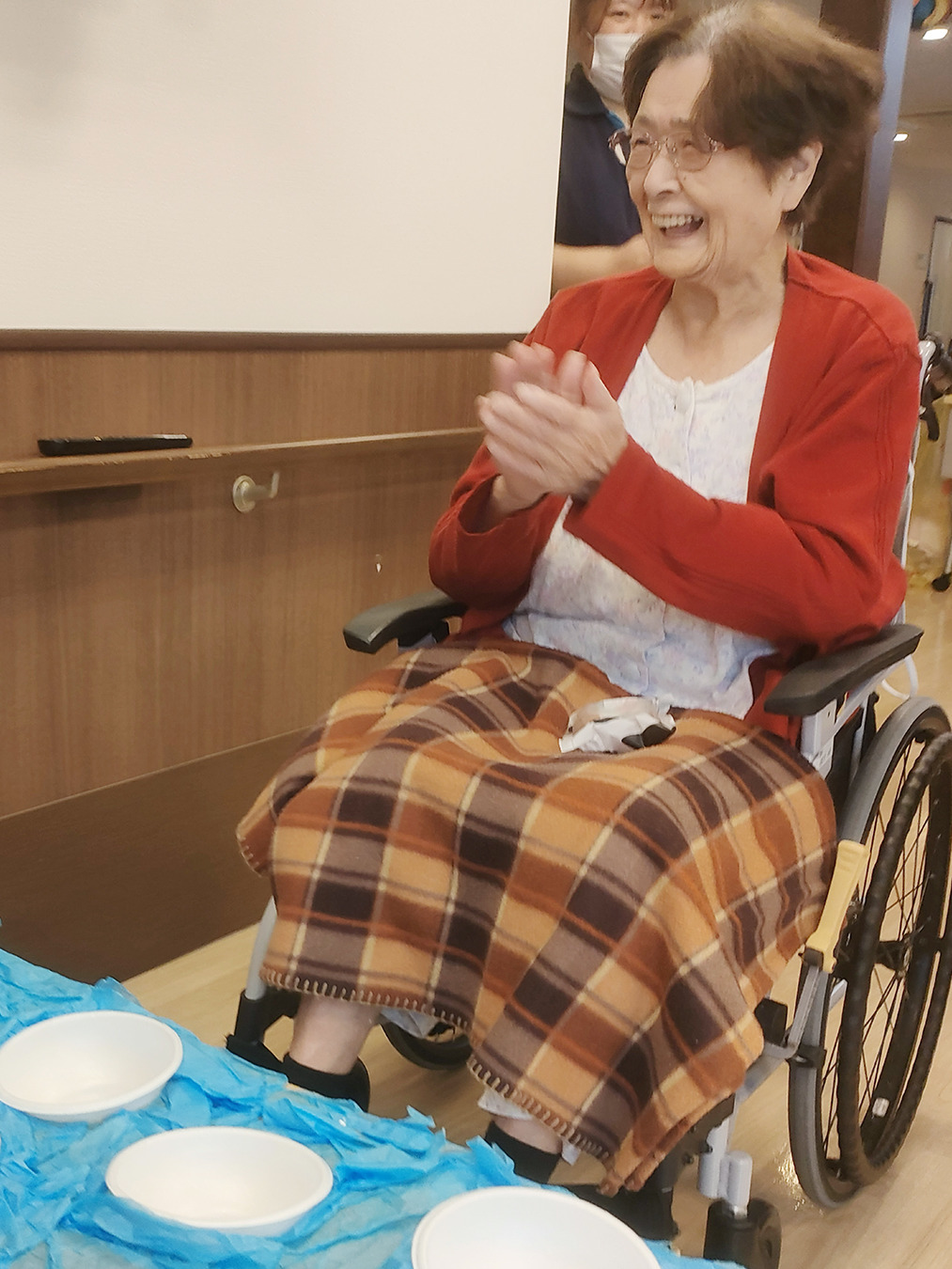 ボール投げの露店を前に笑顔の利用者さま