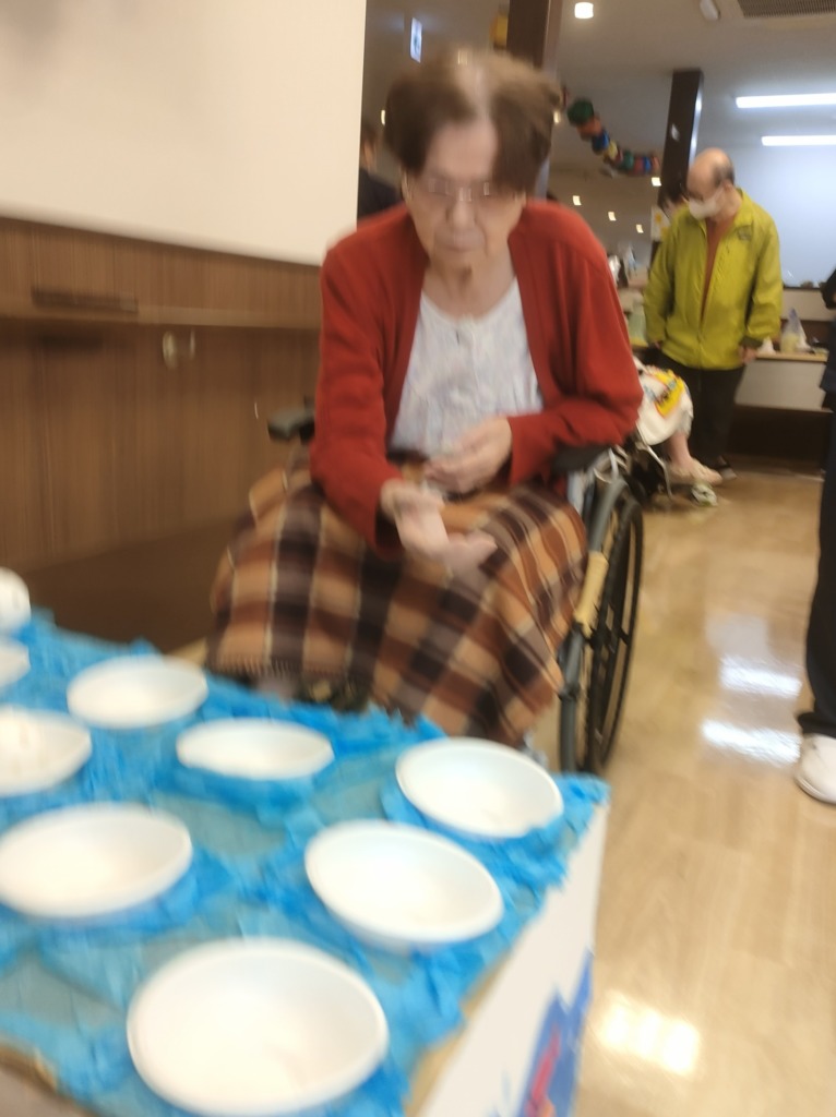 ボール投げの露店で思いっきりボールを投げる利用者さま