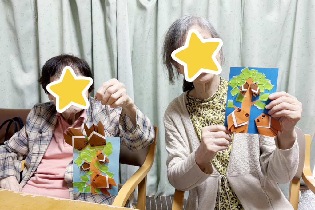 作ったセミの折り紙を見せてくれた利用者さまたち