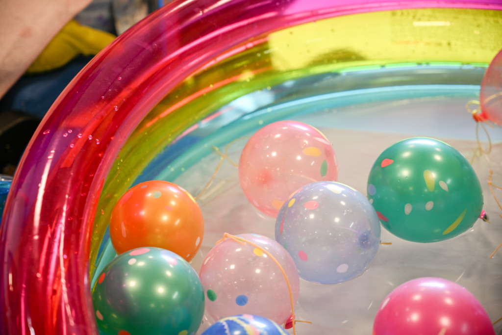 プールに張った水にヨーヨーが浮かぶ、ヨーヨー釣りの露店