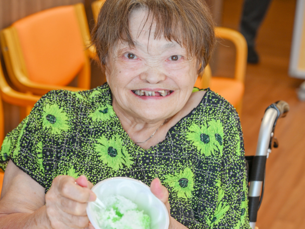 かき氷を手に笑顔の利用者さま