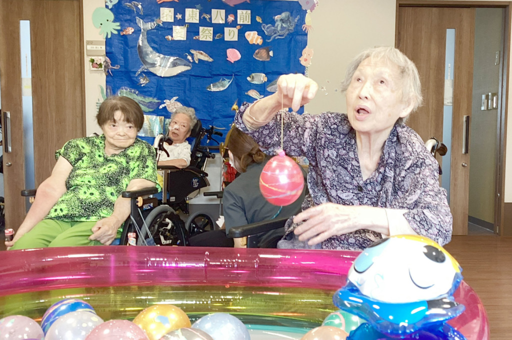 プールからヨーヨーを釣り上げた利用者さま