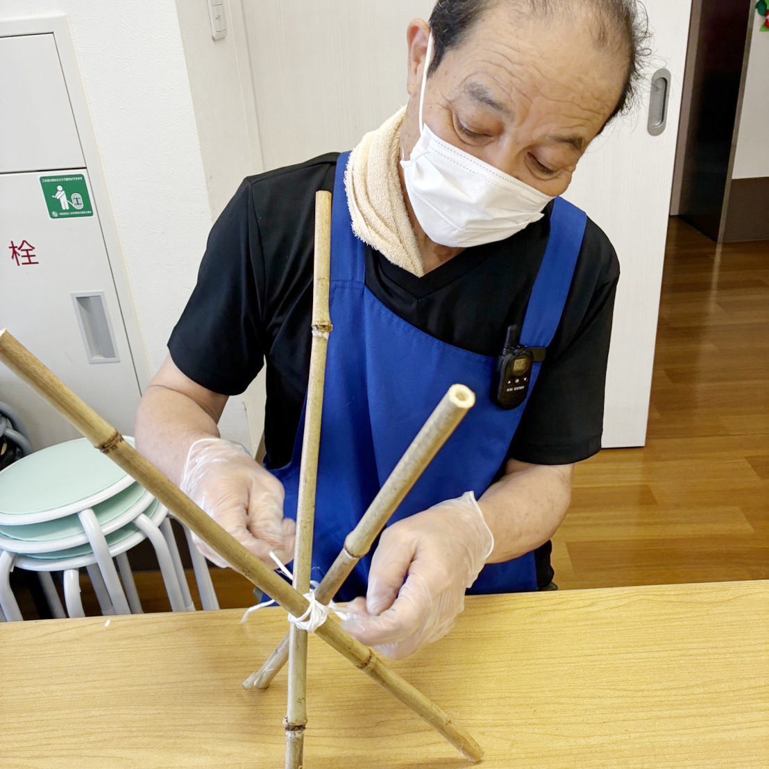 流しそうめんの竹を組み立てるスタッフ