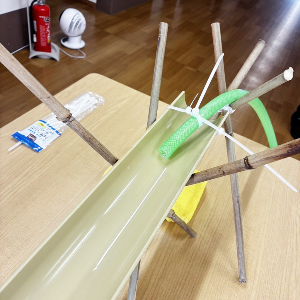 ホースを設置した流しそうめん