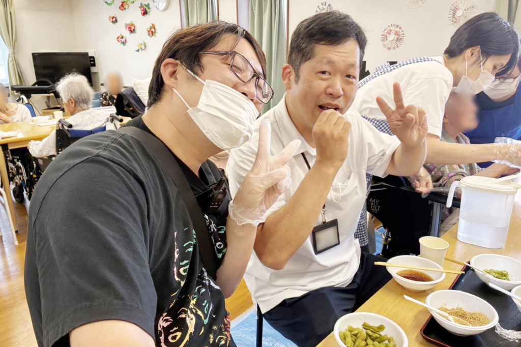 枝豆とそうめんを美味しそうに食べるスタッフたち