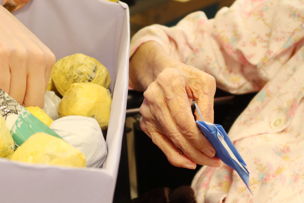 おみくじを引く利用者さま