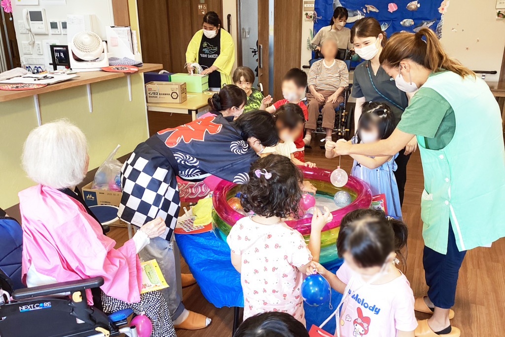 ナーシング和楽縁名東八前の夏祭りを楽しむ、利用者さまたちとスタッフたちと、ひだまり保育園の子どもたち