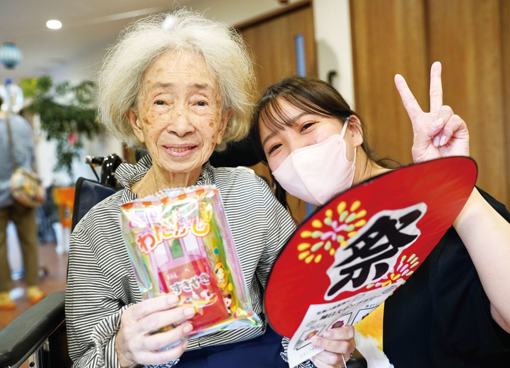 微笑む入居者と介護士