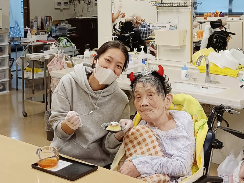 みのりあカフェのデザートをスタッフに食べさせてもらう入居者さま