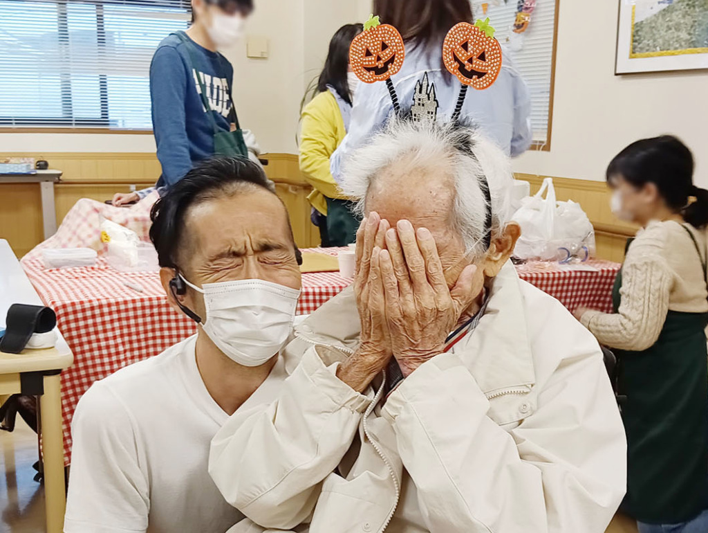 感動のあまり涙ぐむN様と寄り添うスタッフ