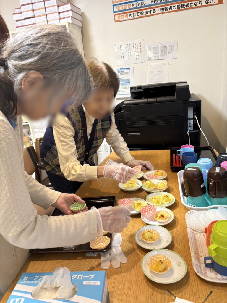 焼き上がったスイートポテトを盛り付ける利用者さまたち