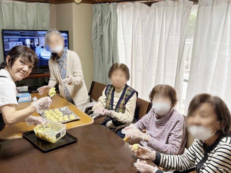 スイートポテトを作っているスタッフと利用者の皆さん