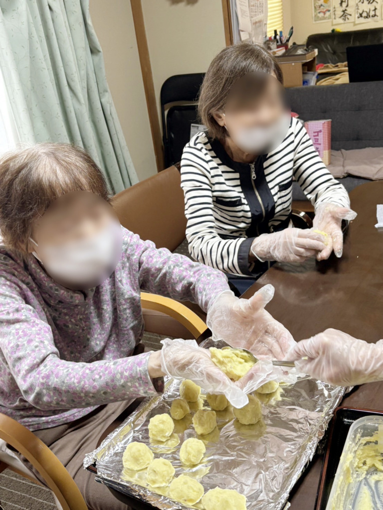 スイートポテトを丸める利用者さまたち