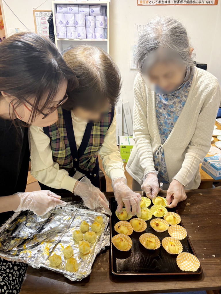 焼き上がったスイートポテトを盛り付ける利用者さまたち