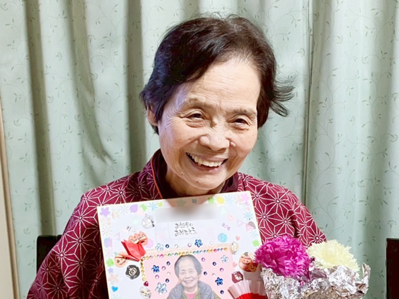 バースデーカードをもらって笑顔のNさま