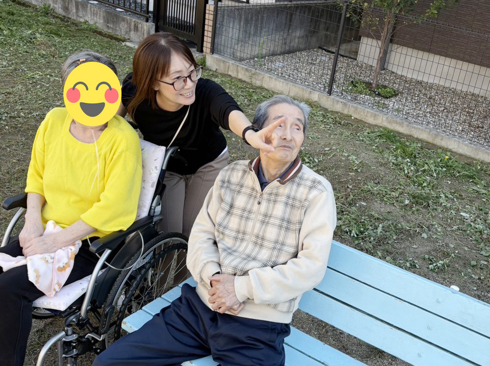 スタッフと空を見上げる利用者さま