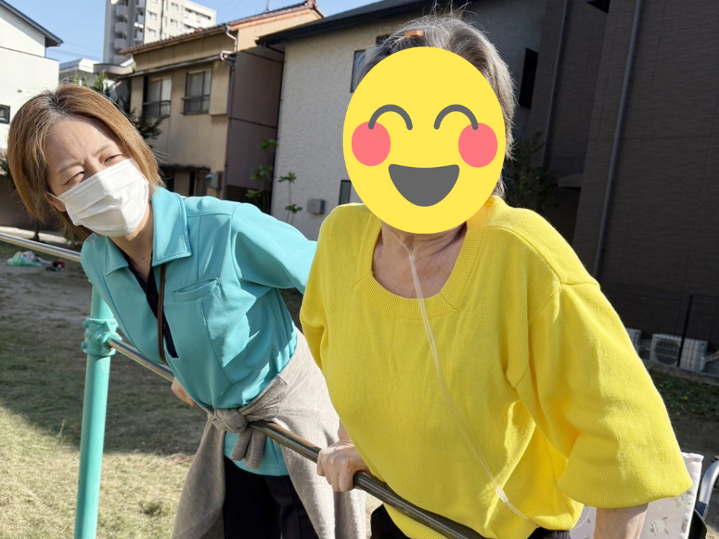 鉄棒につかまり立ちをするSさま