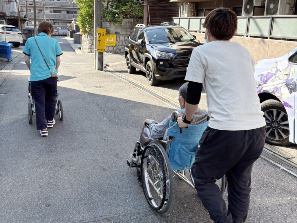 公園から施設に帰る様子