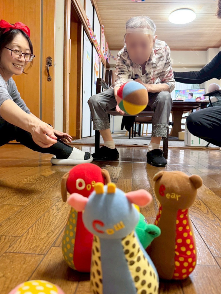 ボウリングの玉を転がす利用者さま