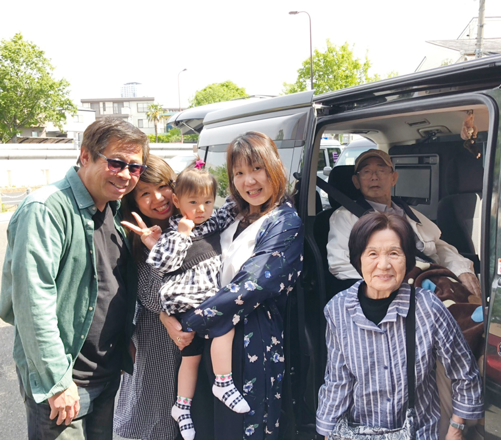 海で記念撮影をするご家族