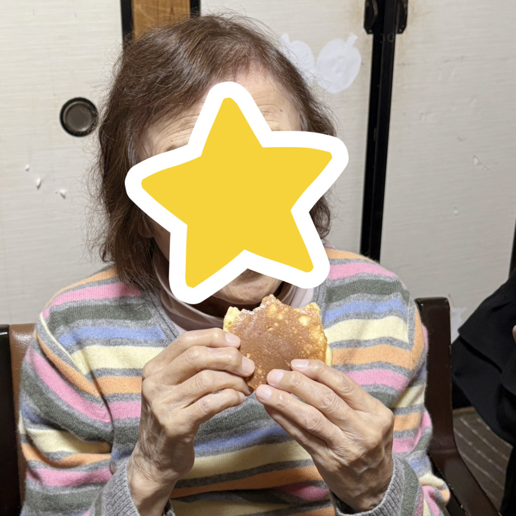 栗どら焼きを食べる利用者さま