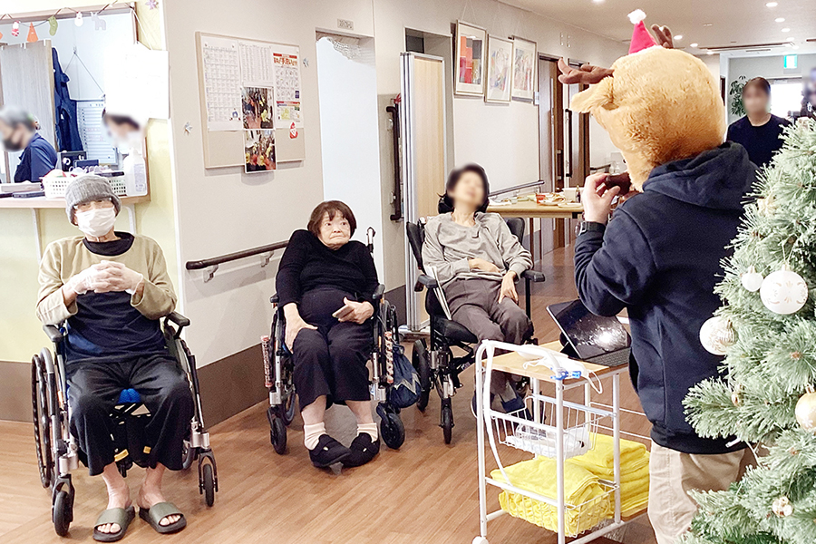 オカリナを聞く皆さん