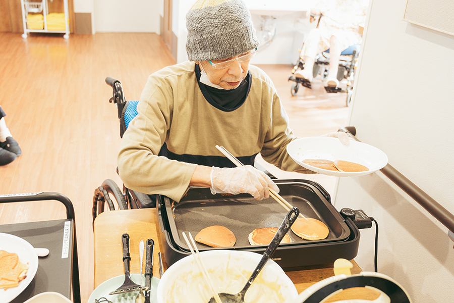 ホットケーキを焼く入居者
