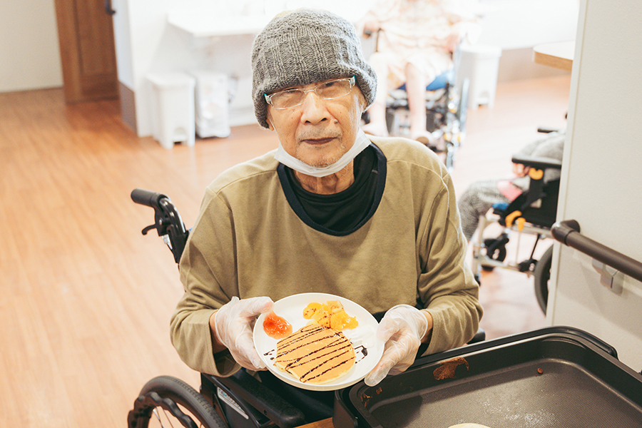 ホットケーキを見せる入居者
