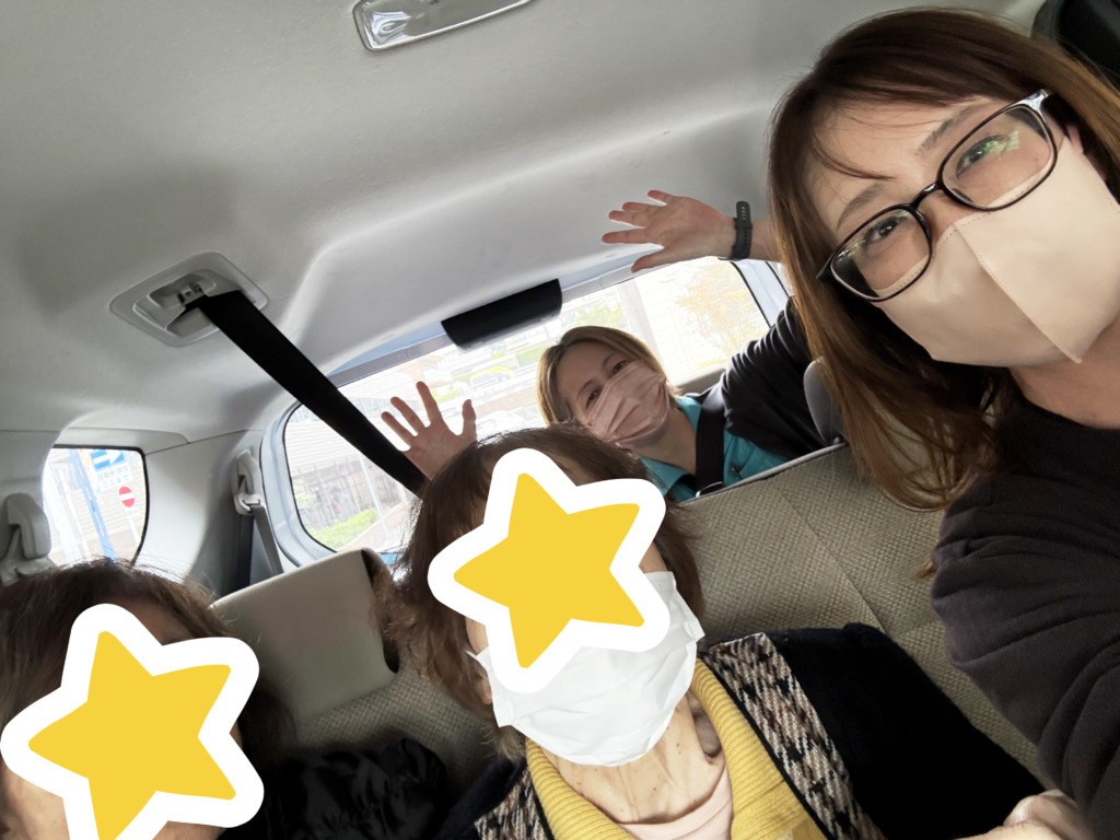 紅葉狩りに向かう車内の利用者さまたちとスタッフたち