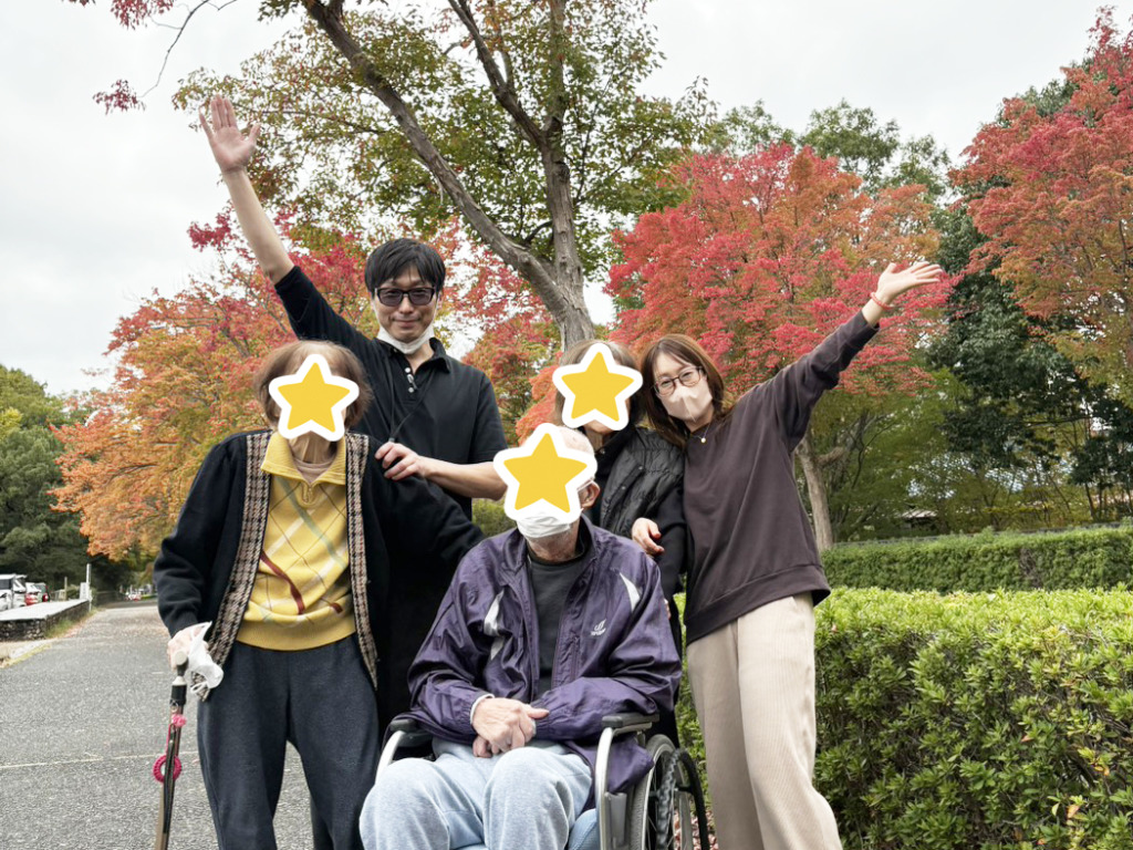 紅葉狩りを楽しむ利用者さまたちとスタッフ